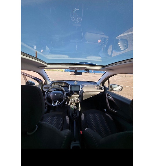 Peugeot 208 2 of 4