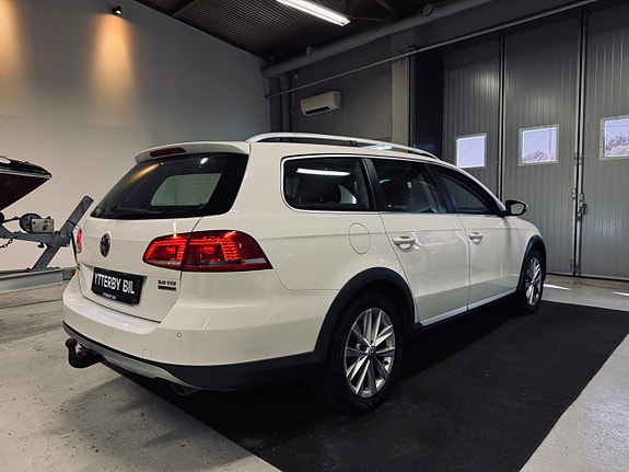 Volkswagen Passat Alltrack 2 of 5