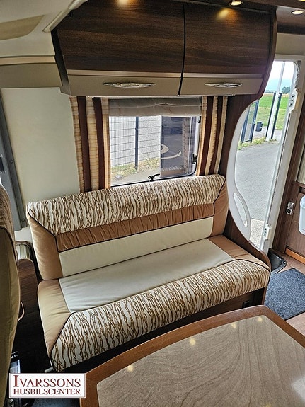 Bürstner I Elegance 900 / Queensbed / Alde / Dragkrok / AC bodel 9 of 24