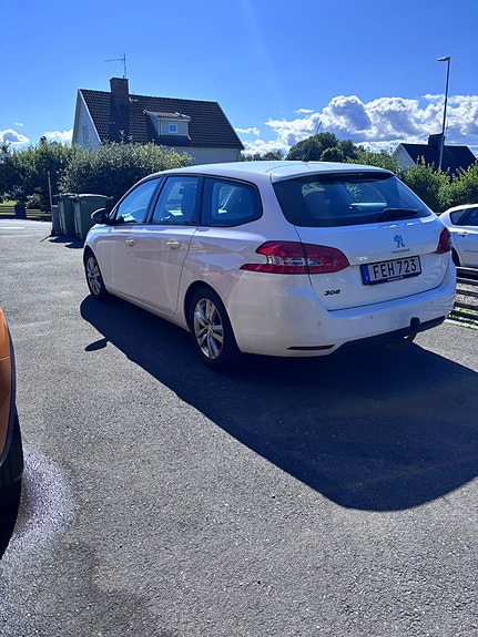 Peugeot 308 SW 2 of 4
