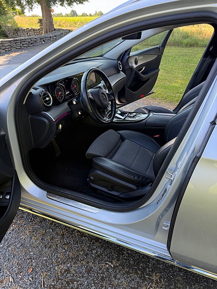 Mercedes-Benz E250 4 of 5
