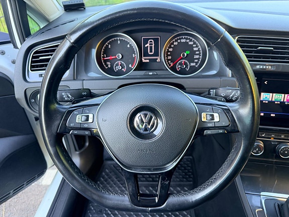 Volkswagen Golf VII 11 of 23
