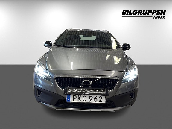 Volvo V40 Cross Country 2 of 5