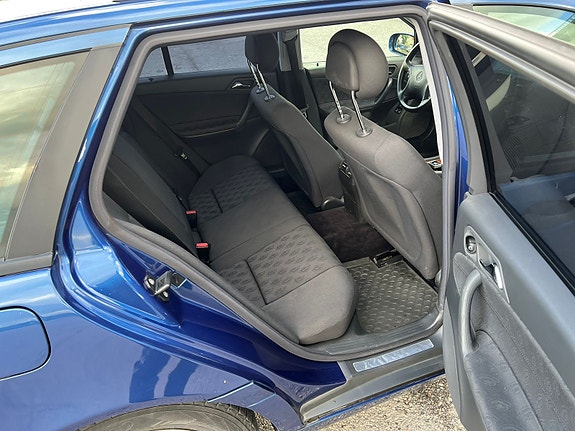 Mercedes-Benz C180 4 of 5