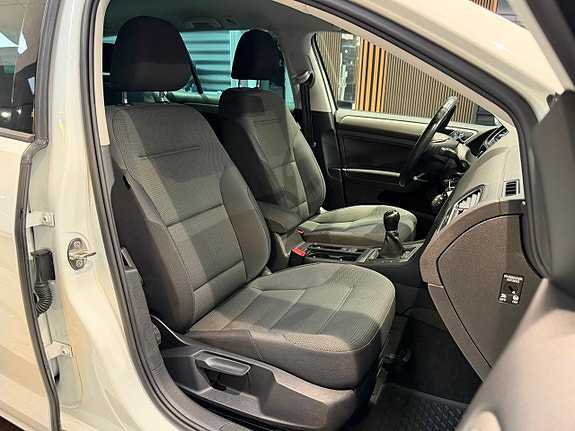 Volkswagen Golf VII 23 of 29