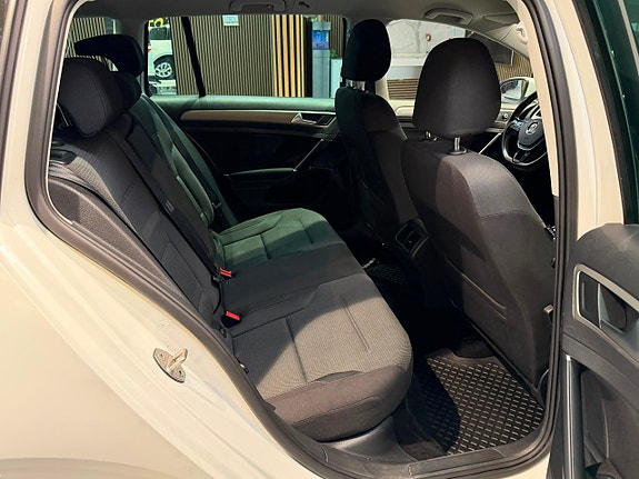 Volkswagen Golf VII 21 of 29