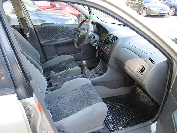 Mazda 323F 5 of 14