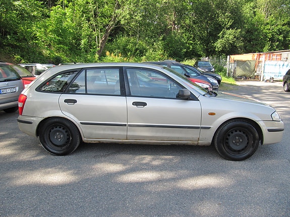 Mazda 323F 4 of 14