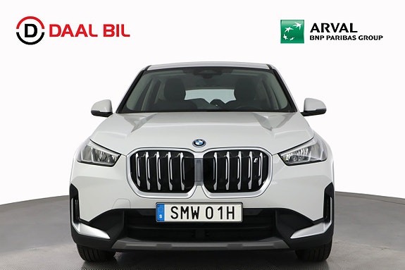 BMW iX1 2 of 5