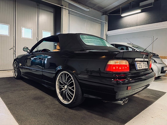 BMW 320i 17 of 19