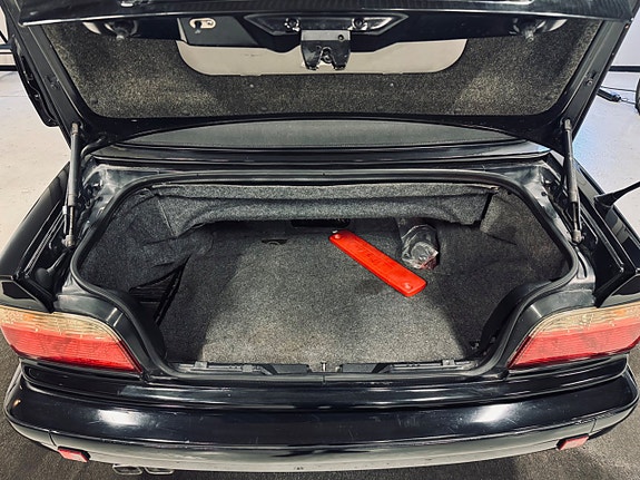 BMW 320i 4 of 5