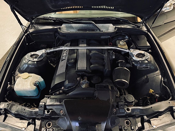 BMW 320i 3 of 5