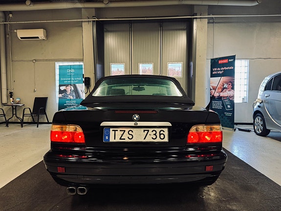 BMW 320i 16 of 19