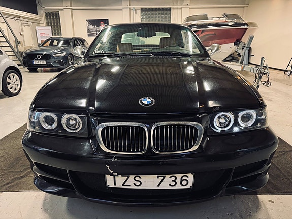 BMW 320i 2 of 5