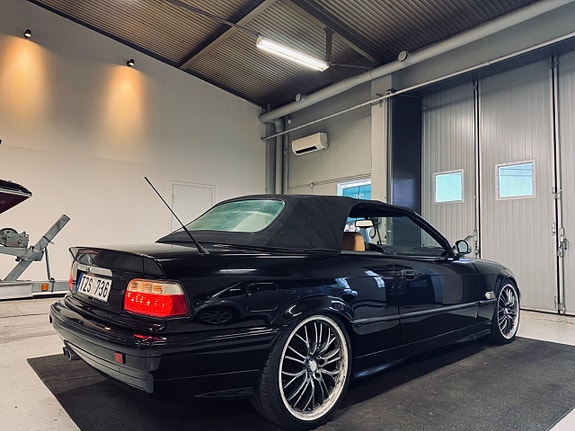 BMW 320i 15 of 19