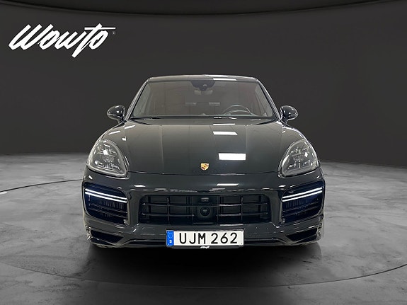 Porsche Cayenne Turbo S 2 of 5