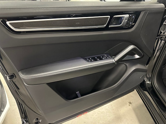 Porsche Cayenne Turbo S 9 of 18