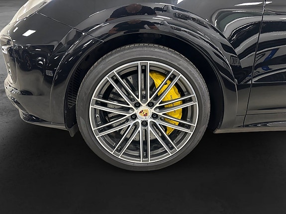 Porsche Cayenne Turbo S 18 of 18