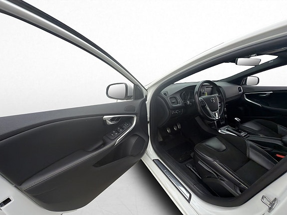 Volvo V40 11 of 23