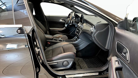 Mercedes-Benz CLA220 3 of 5