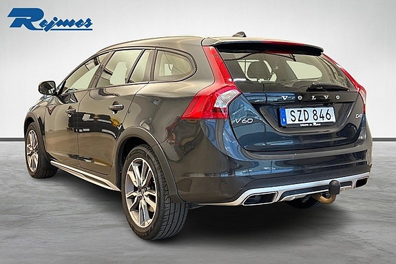 Volvo V60 Cross Country 3 of 5