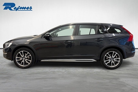 Volvo V60 Cross Country 2 of 5