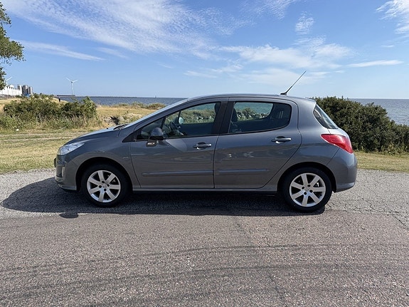 Peugeot 308 2 of 5