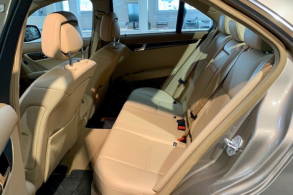 Mercedes-Benz C180 7 of 11
