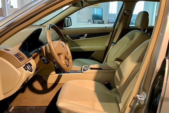Mercedes-Benz C180 8 of 11
