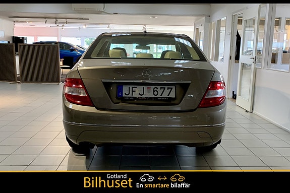 Mercedes-Benz C180 4 of 5