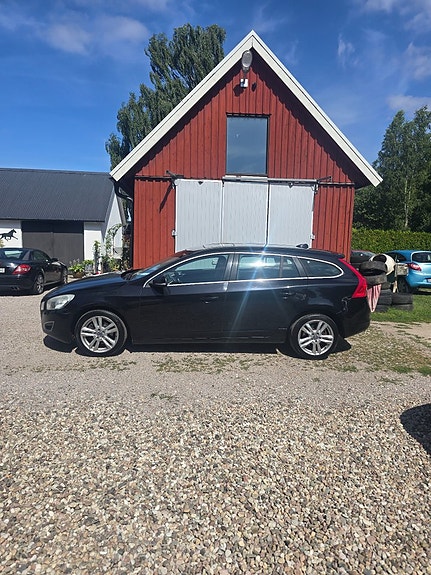 Volvo V60 2 of 5