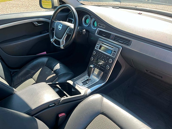 Volvo V70 4 of 5