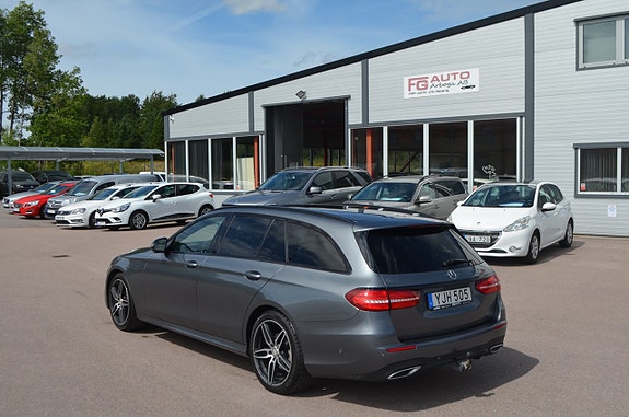 Mercedes-Benz E220 4 of 5