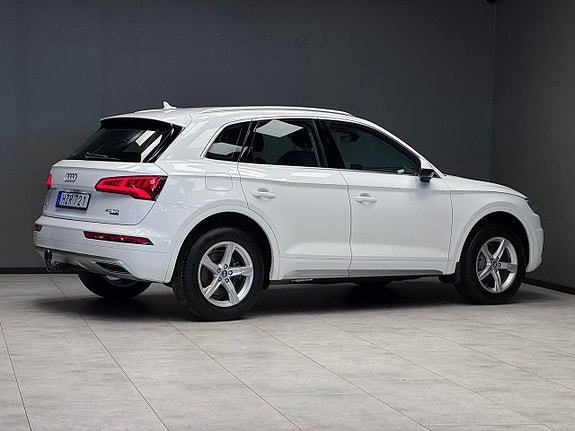 Audi Q5 2 of 24