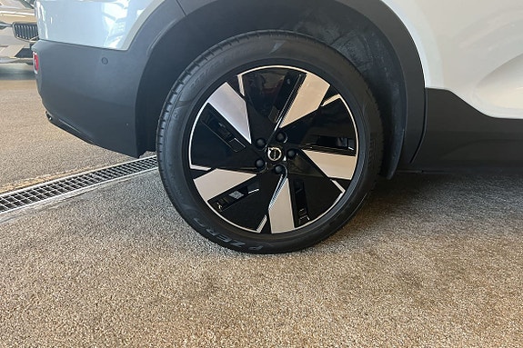 Volvo EX40 12 of 12