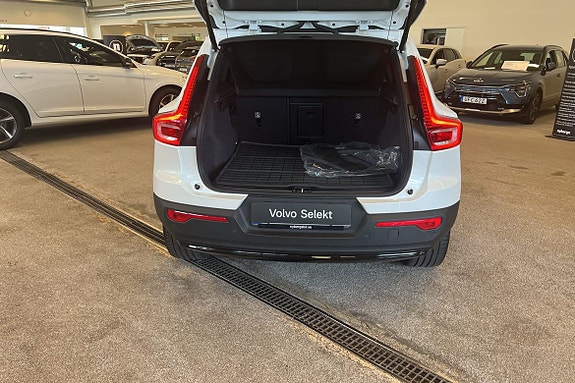 Volvo EX40 11 of 12