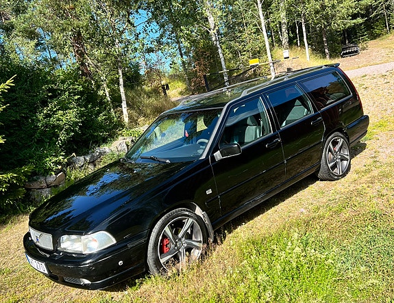 Volvo V70 2 of 5