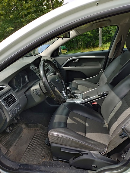 Volvo V70 3 of 4