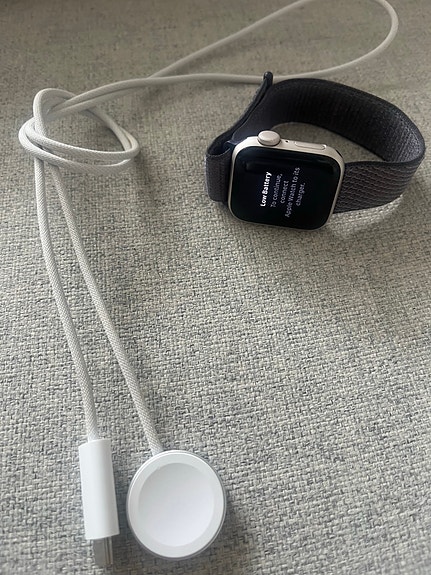 Apple Apple Watch SE 3 med laddkabel