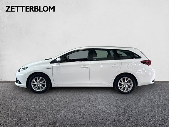 Toyota Auris 2 of 5