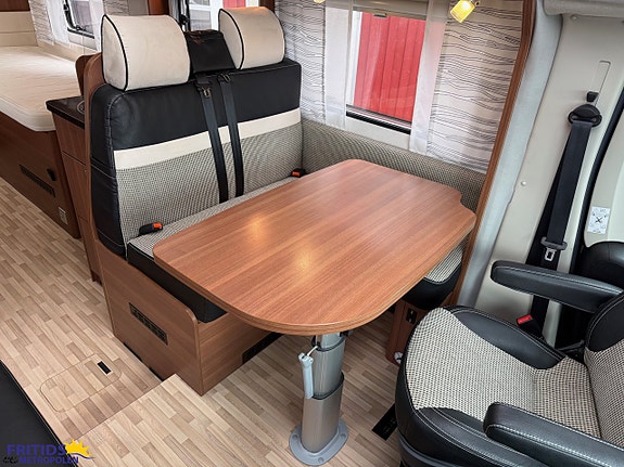 LMC T 712 Cruiser Black Line ALDE-Automat-148Hk 7 of 18