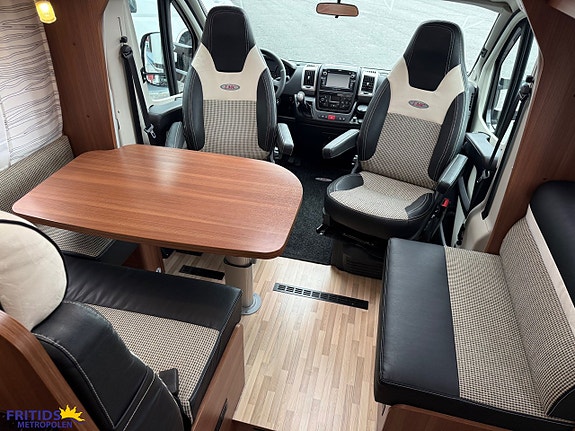 LMC T 712 Cruiser Black Line ALDE-Automat-148Hk 16 of 18