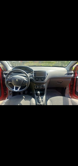 Peugeot 208 2 of 5