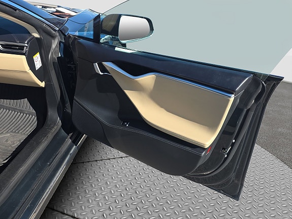 Tesla Model S 14 of 17