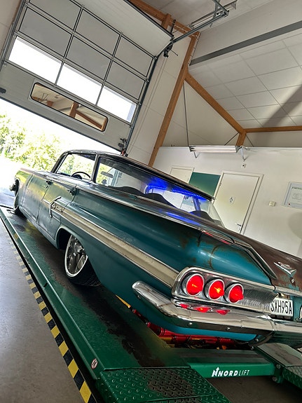 Chevrolet Impala 2 of 5