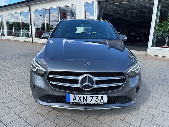 Mercedes-Benz B180 2 of 5