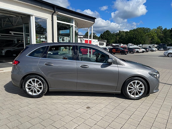 Mercedes-Benz B180 4 of 5