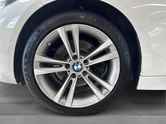 BMW 330i 10 of 15