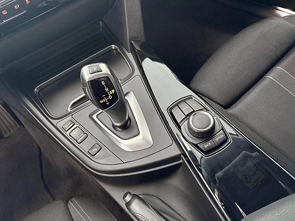 BMW 330i 7 of 15