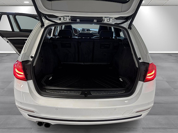 BMW 330i 11 of 15